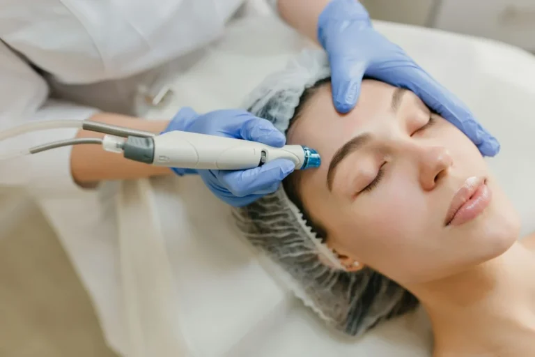 Bodrum kliniğinde HIFU ile yüz ve cilt sıkılaştırma uygulamasını temsil eden gerçekçi klinik görsel