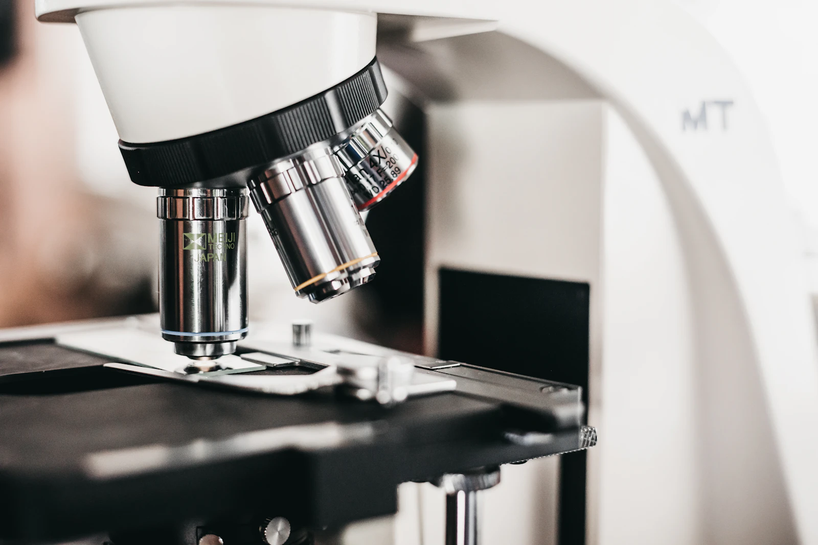 Obezite ve NLRP3 inflammazomu araştırmasını temsil eden laboratuvar mikroskobu