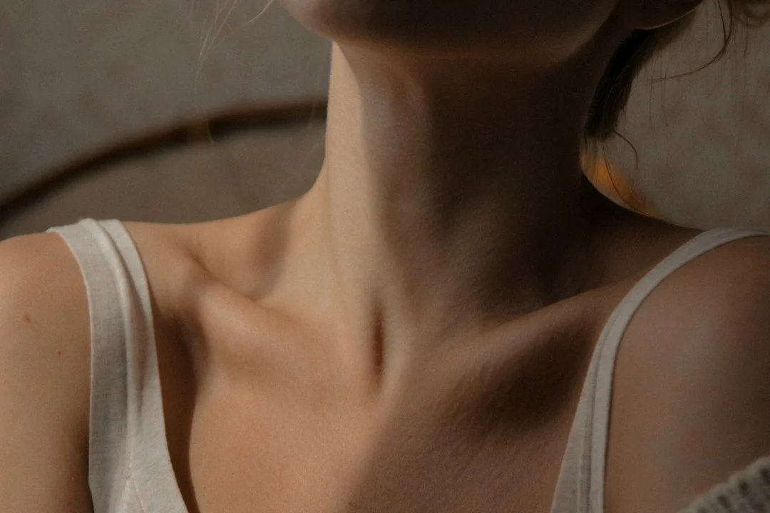 Boyun platysma bantları ve boyun anatomisini temsil eden görsel – Bodrum