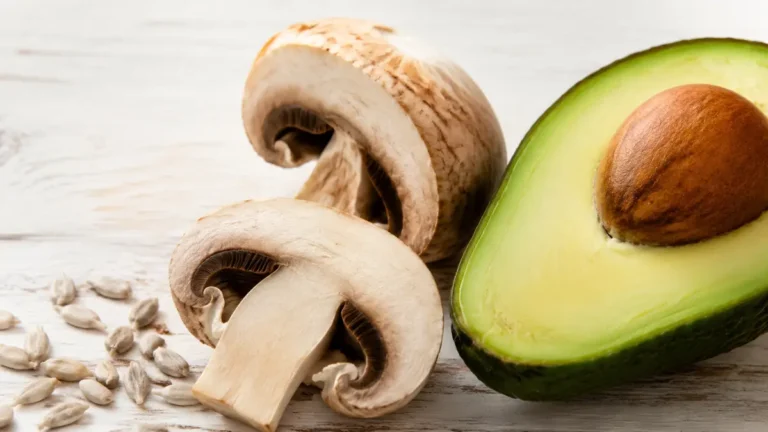 B5 vitamini içeren besinleri temsil eden mantar, avokado ve ayçiçeği çekirdeği