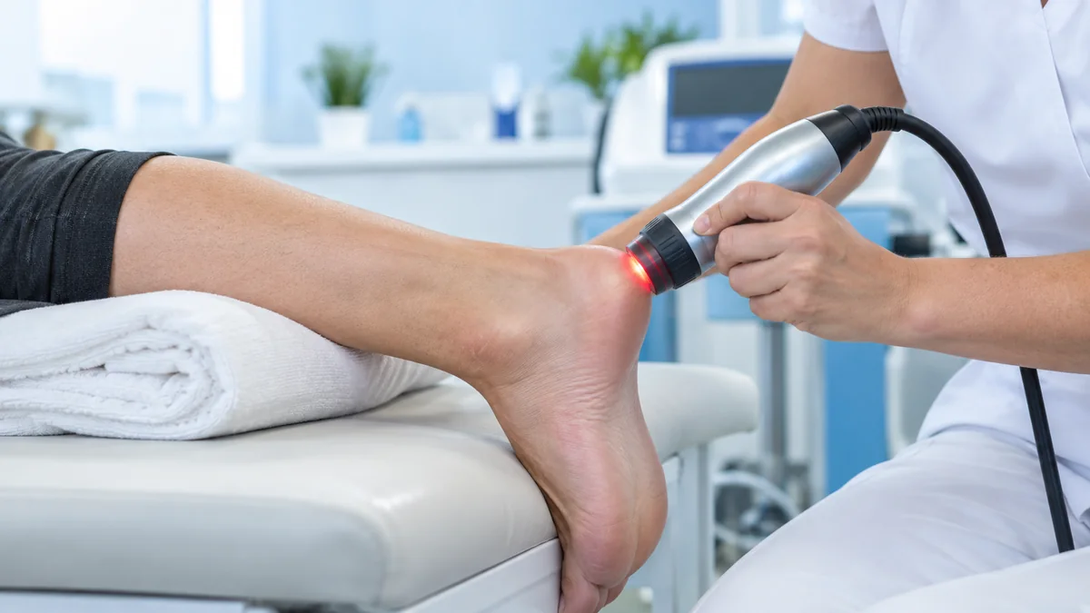 Aşil paratenon ağrısında Aşil çevresine lazer tedavisini gösteren gerçekçi klinik fotoğraf – Bodrum